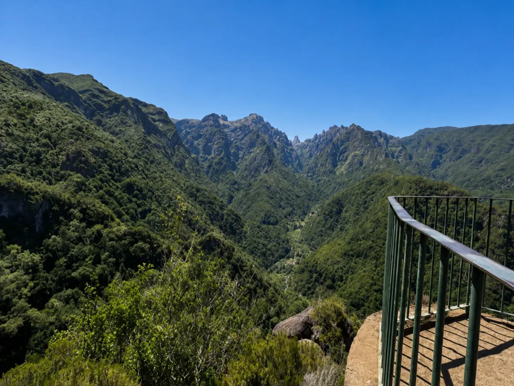 Le Miradouro dos Balcões et son panorama sur la vallée