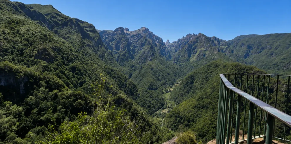 Le Miradouro dos Balcões et son panorama sur la vallée